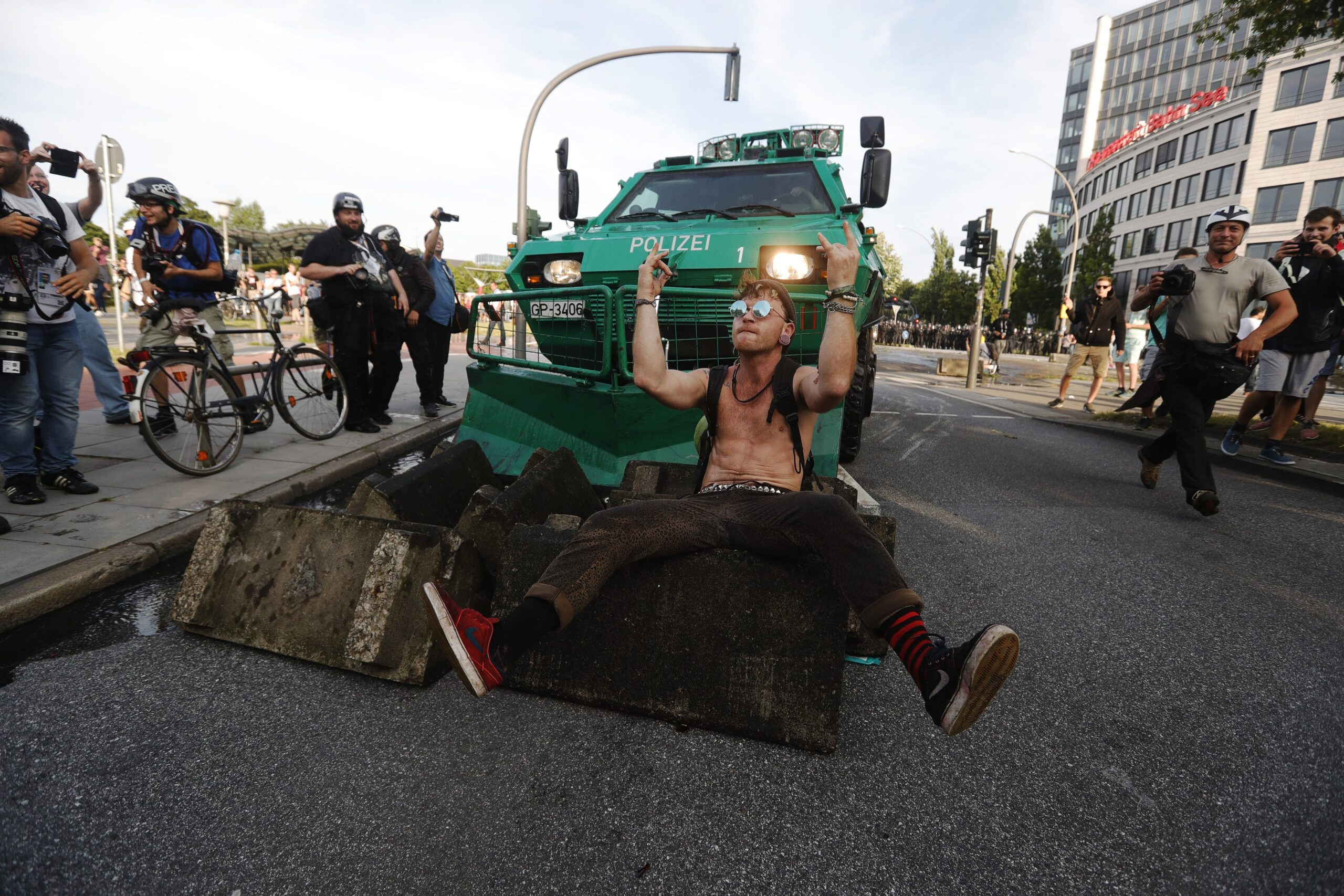 Levicový extremista při protestech během zasedání G20 v Hamburku. 11. července 2017.