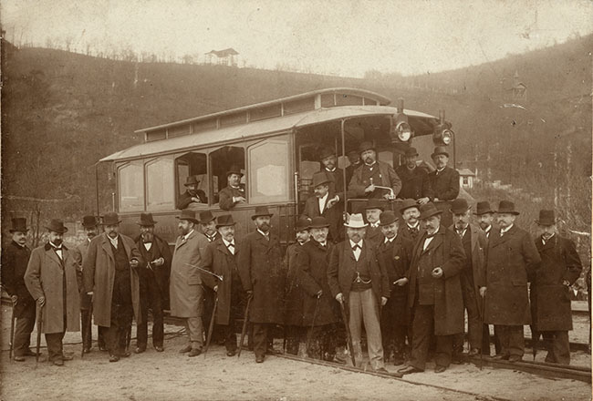 Tramvajový akumulátorový vůz na železnici poblíž Měchenic, rok 1899