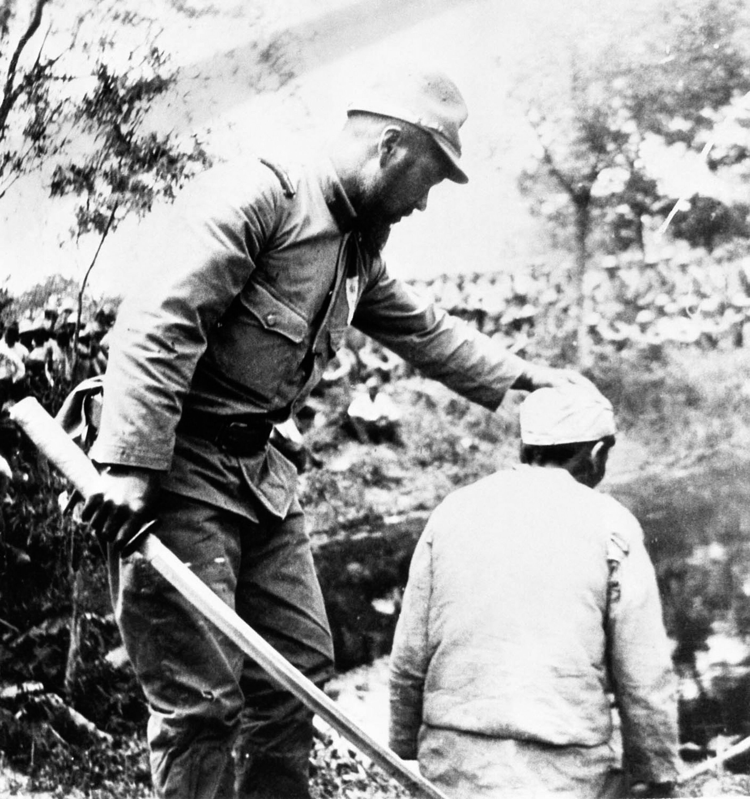 Nanking, rok 1937. Japonský voják se chystá popravit čínského vojáka.