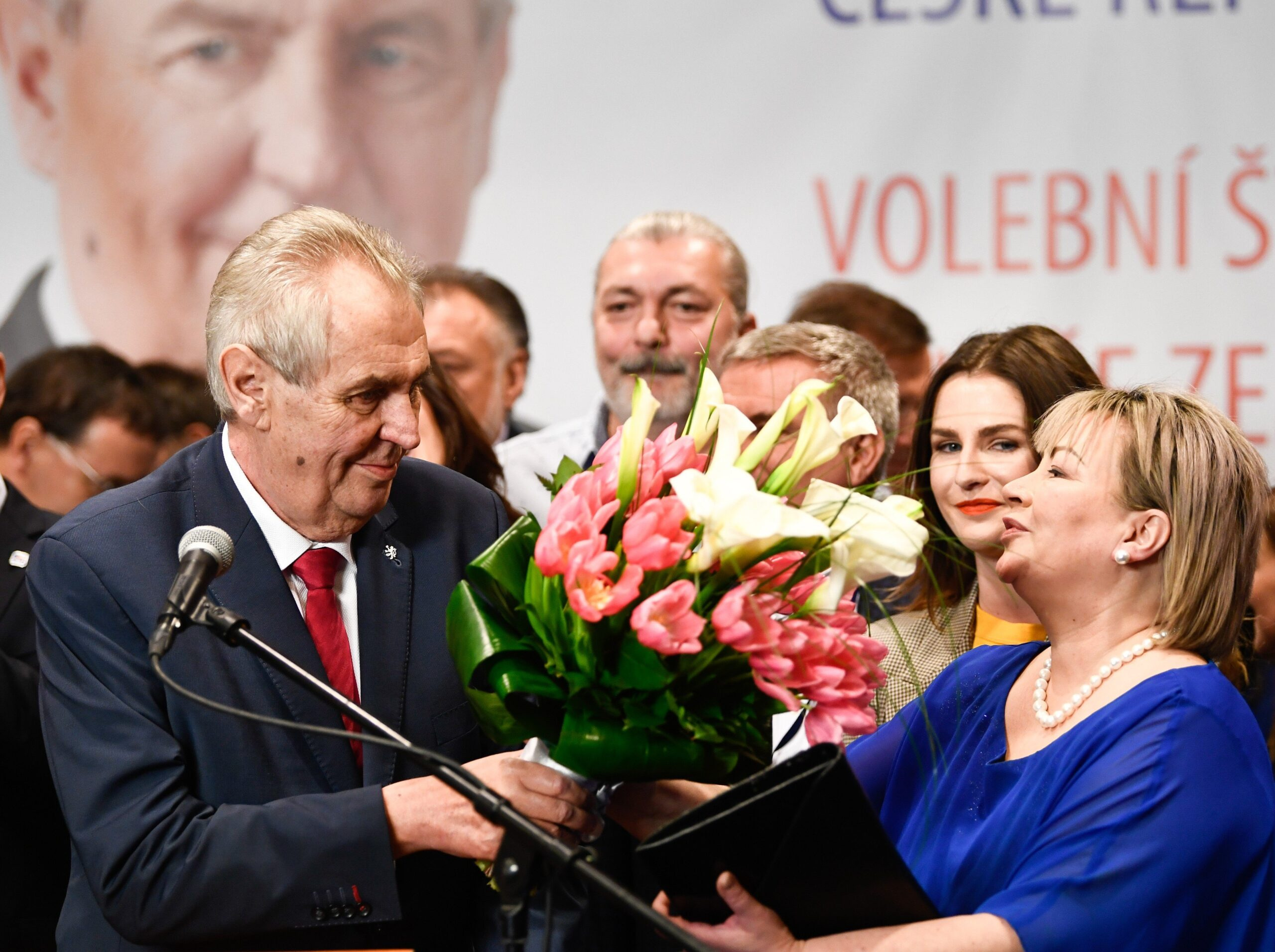 Staronový prezident Miloš Zeman a jeho žena Ivana slaví vítězství. 27. ledna 2018.