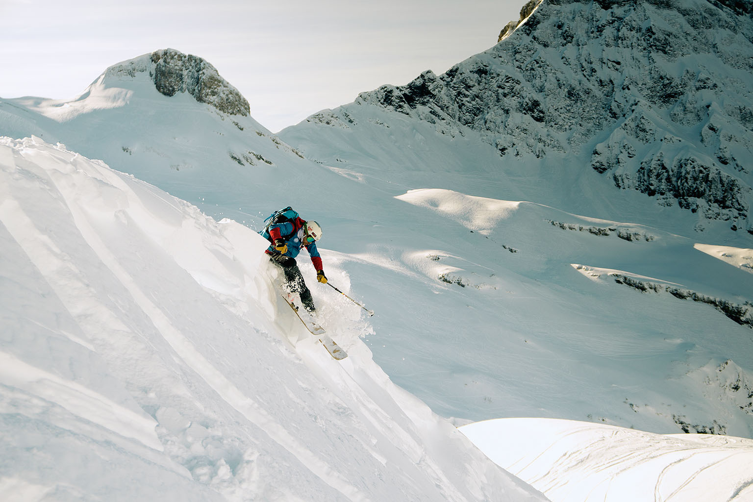 Lyžování v hlubokém sněhu v Alpách.