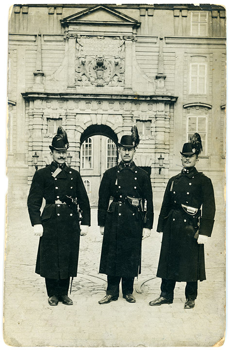 Příslušníci policie před vstupem do areálu Pražského hradu, kolem roku 1900