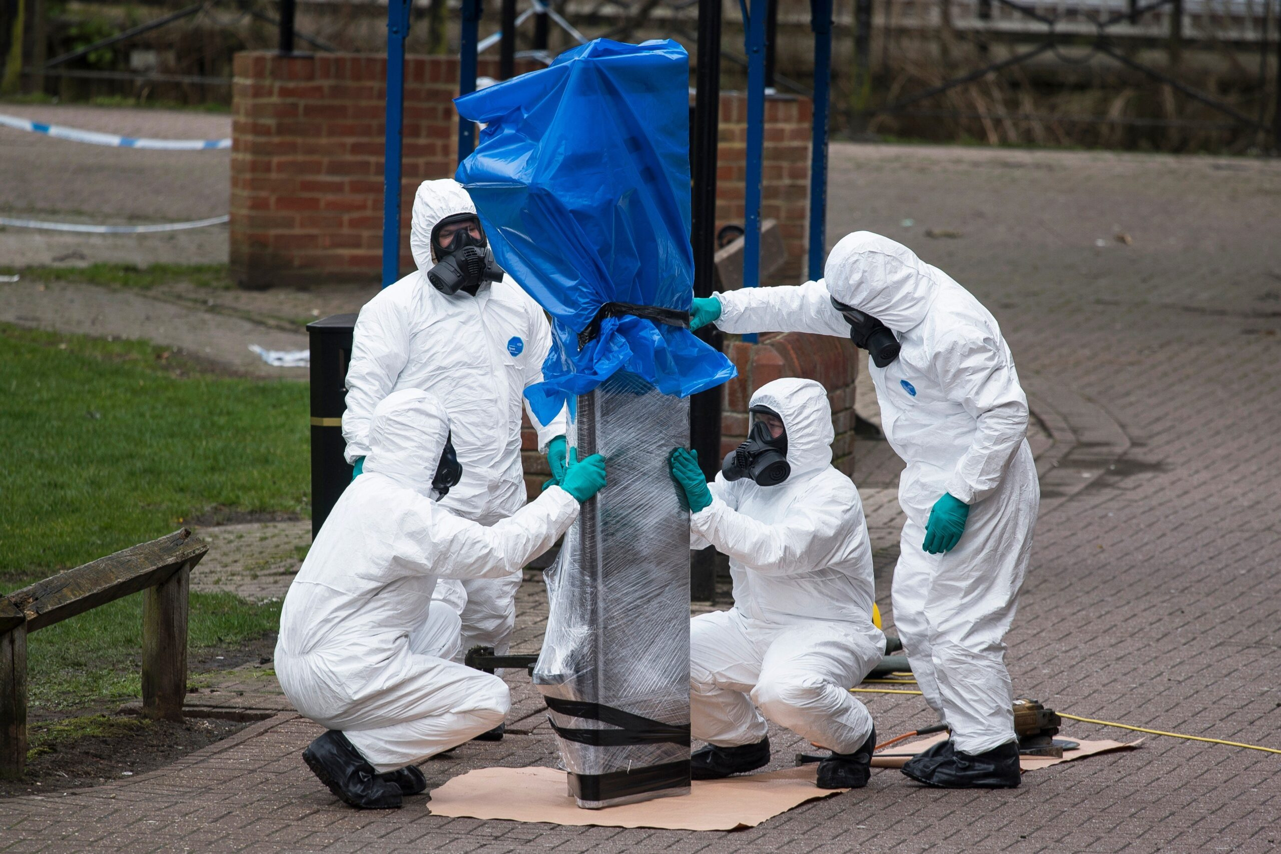 Vojenští specialisté odvážejí do laboratoří lavičku, na níž byli nalezeni v bezvědomí Sergej Skripal a jeho dcera Julija. Salisbury, Anglie, 23. března 2018.