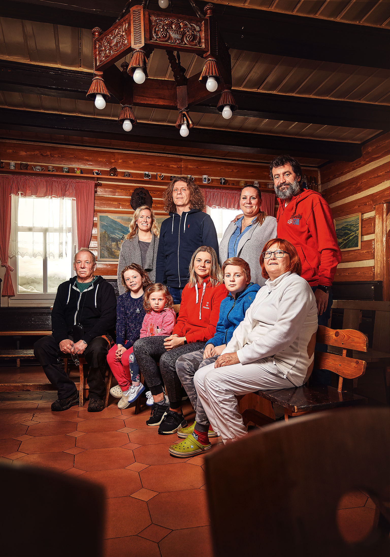 Vlevo dole sedí zakladatel firmy Milan Starý, vedle něj vnoučata Olivie, Klaudie, Antonie a Albert a manželka Věra Stará. Nahoře zleva dcera Petra Pouchová s manželem Jiřím a dcera Lucie Hrušková s manželem Matějem.
