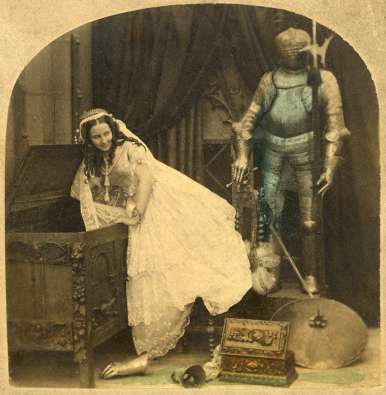 Manželka krále Artuše štrachá v truhle, polovina kolorované stereofotografie, kolem roku 1875