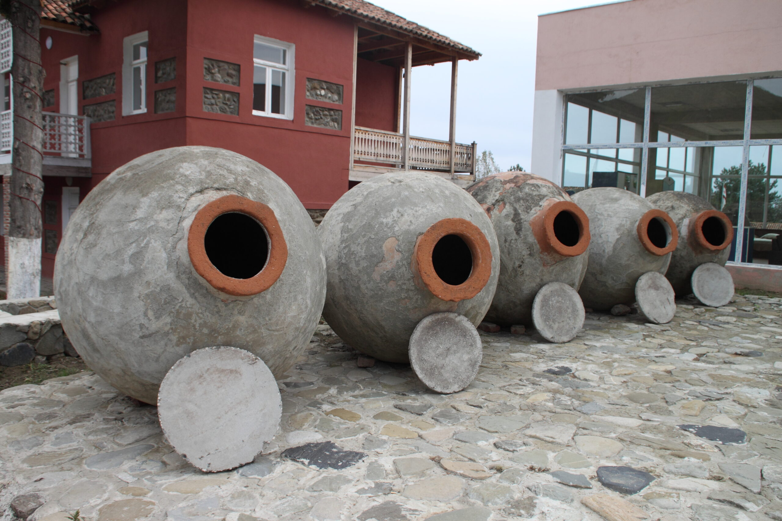 V kvalitních nádobách může zrát víno i několik let, neboť stěny jsou porézní a keramika zakopaná v zemi udržuje stálou teplotu.