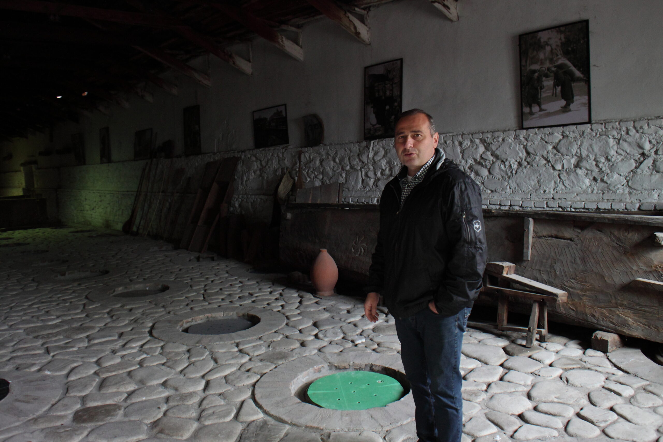 Nugzar Ksovreli šéfuje vinařské společnosti Kindzmarauli. V rozlehlé budově zvané marani jsou v podlaze kulaté otvory – hrdla hliněných amfor utěsněné betonovými víky.
