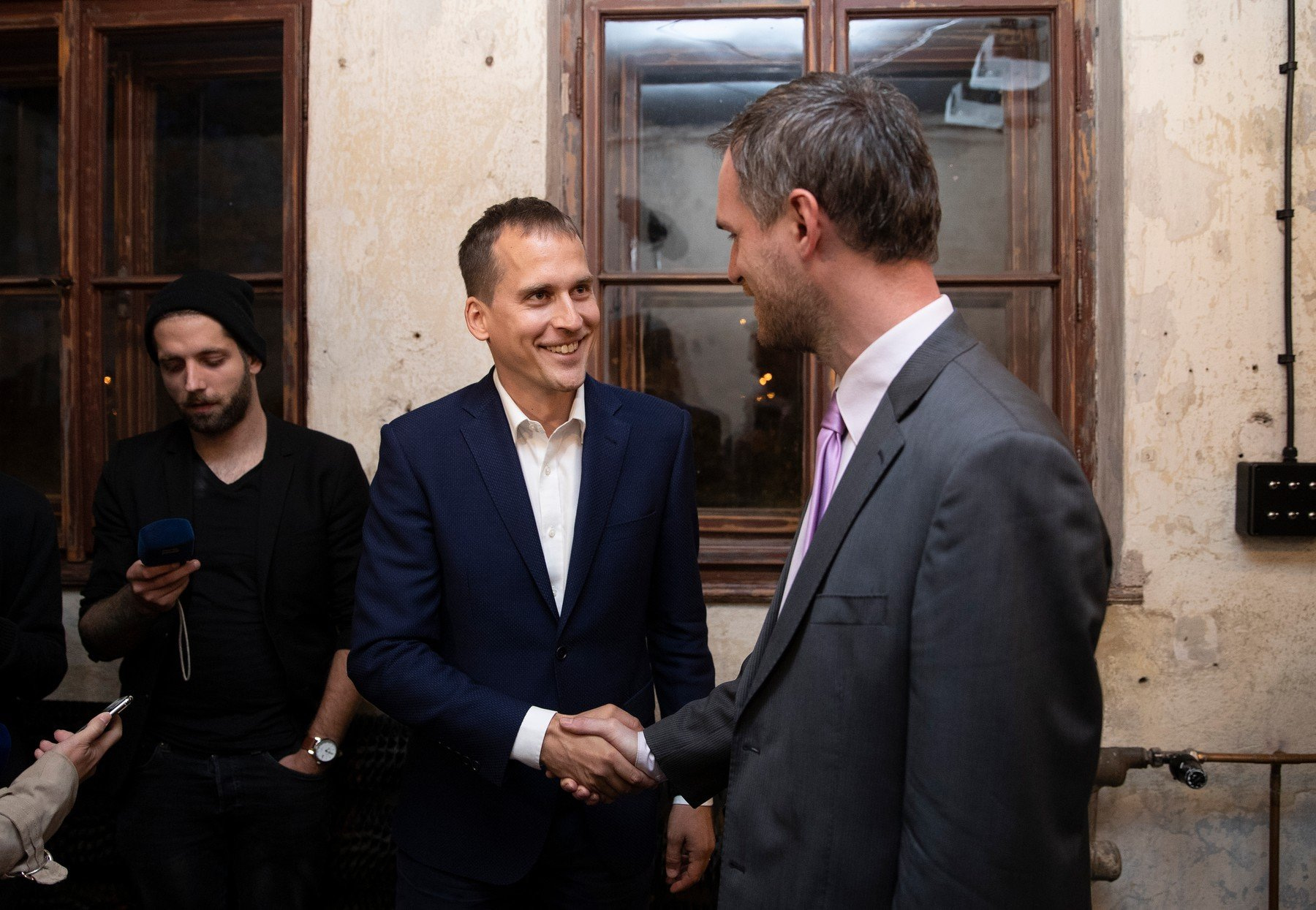 Jan Čižinský (v modrém saku) a Zdeněk Hřib (s růžovou kravatou) krátce po ohlášení výsledků komunálních voleb. 6. října 2018.