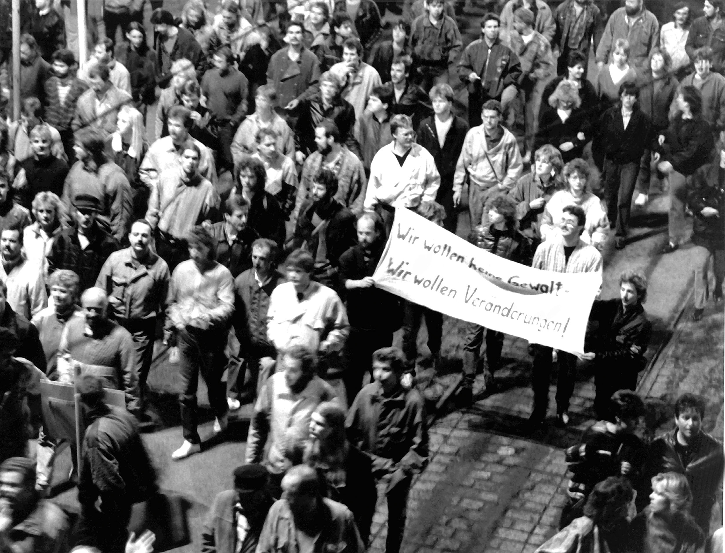 Dav demonstrantů na lipské okružní třídě 9. října 1989. Do ulic onoho večera vyrazilo minimálně sedmdesát tisíc lidí, některé odhady mluví i o devadesáti tisících.