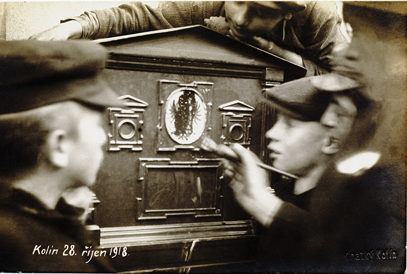 Zamalování znaků Rakousko-Uherska na poštovní schránce, 28. 10. 1918