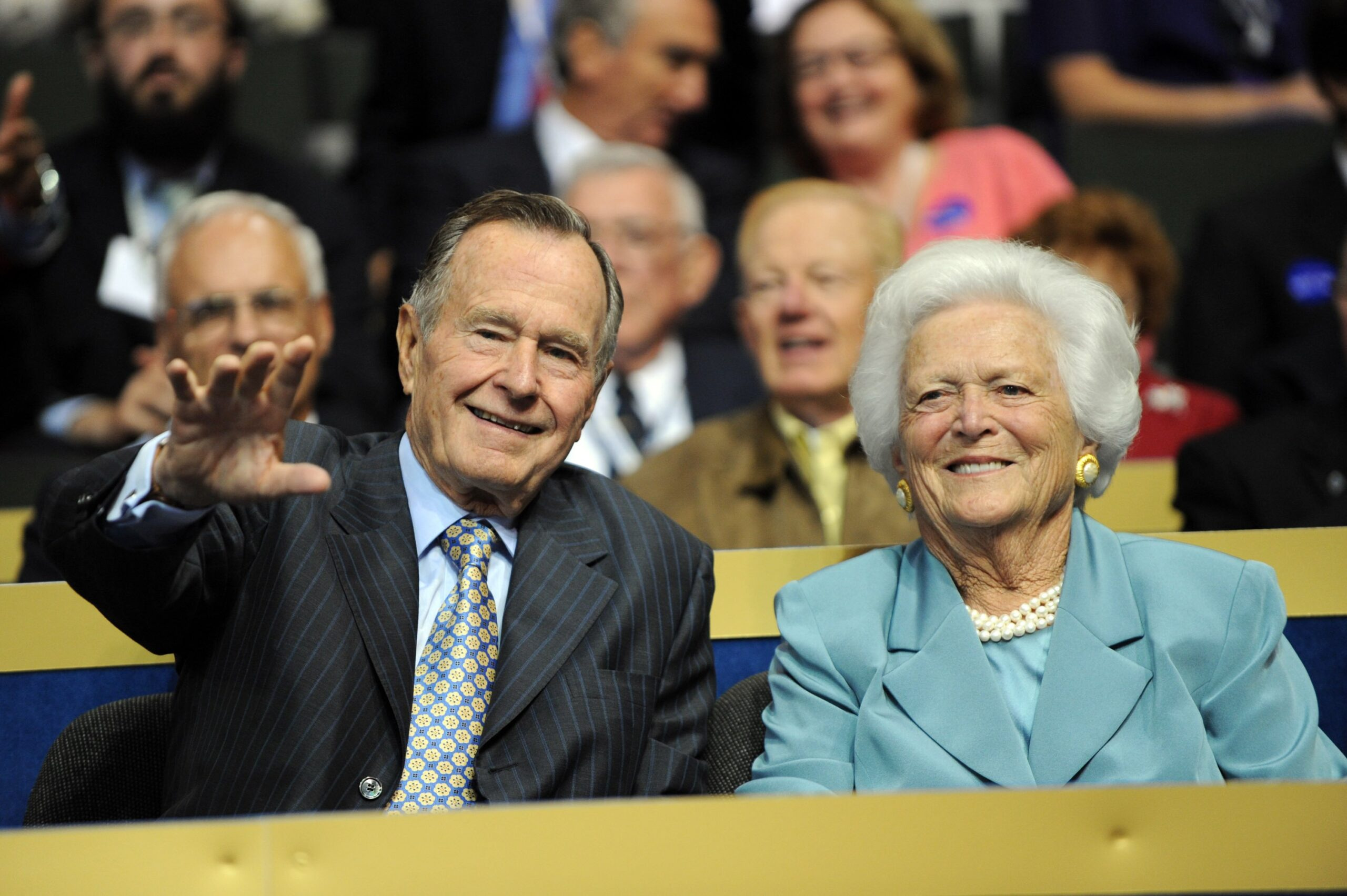 George a Barbara Bushovi. 41. prezident USA přežil svoji manželku o sedm měsíců.