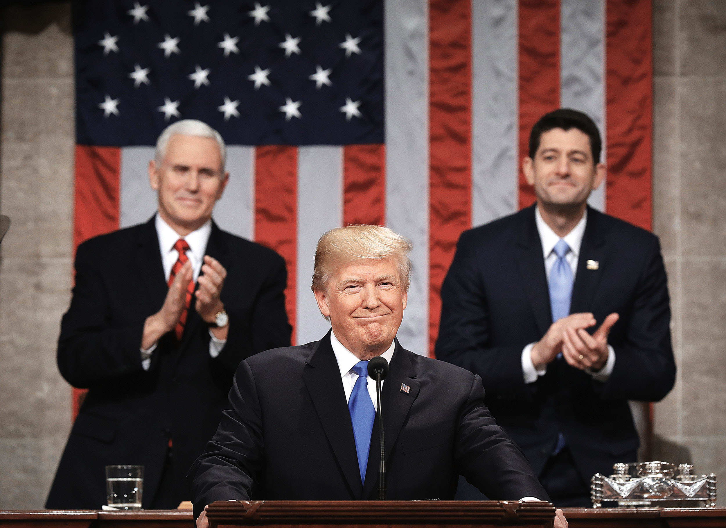 Americký prezident Trump a odcházející šéf Sněmovny reprezentantů Paul Ryan (na snímku vpravo), nalevo viceprezident Mike Pence.