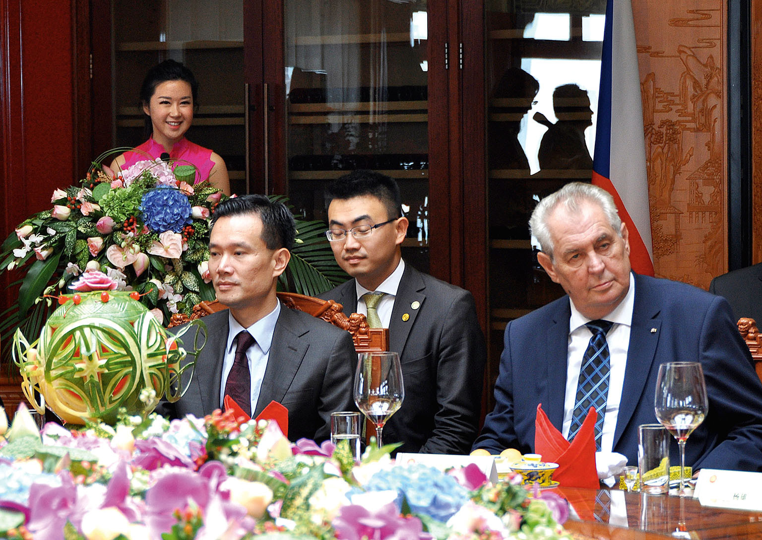 Poradcem prezidenta Miloše Zemana se předseda CEFC Jie Ťien-ming (vlevo) stal v dubnu 2015 a je jím oficiálně dodnes.