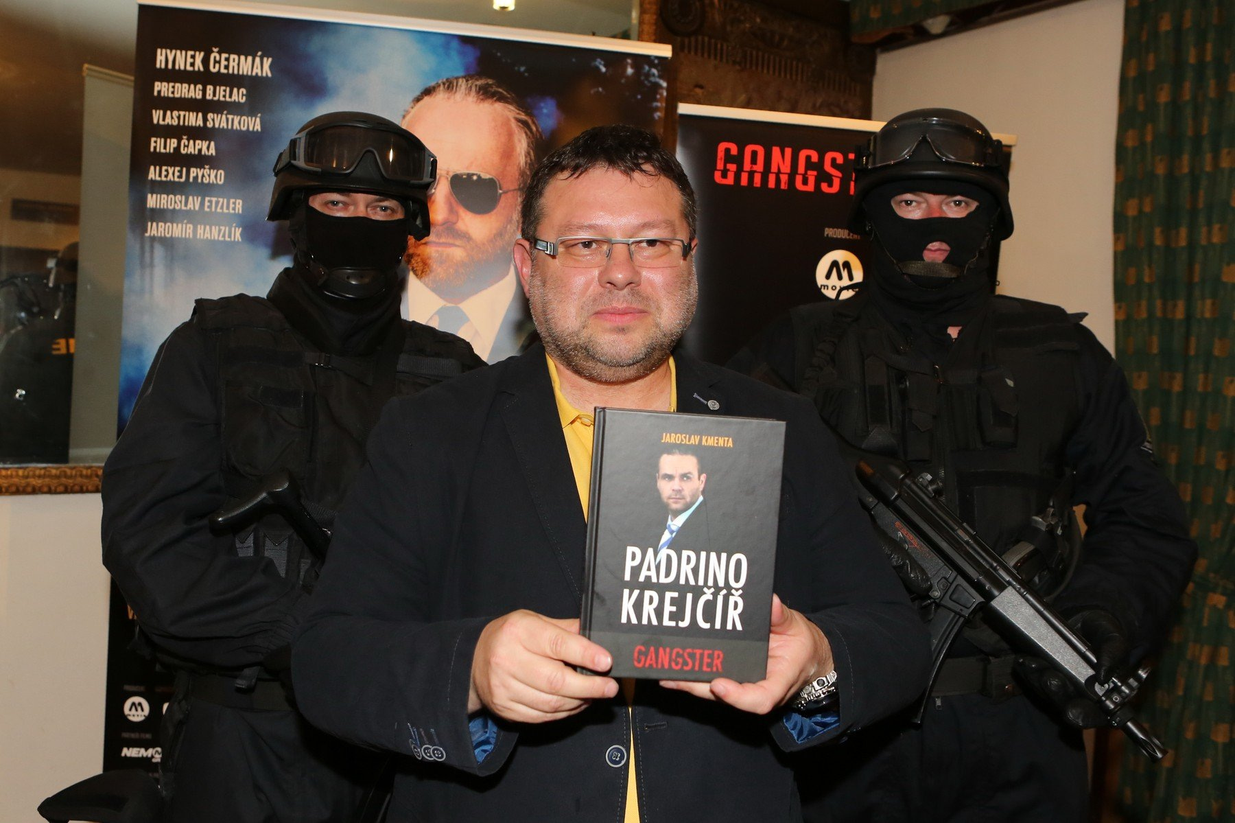 Investigativní Reportér Jaroslav Kmenta na premiéře filmu Gangster Ka - scénář k němu vznikl na základě Kmentovy knihy.