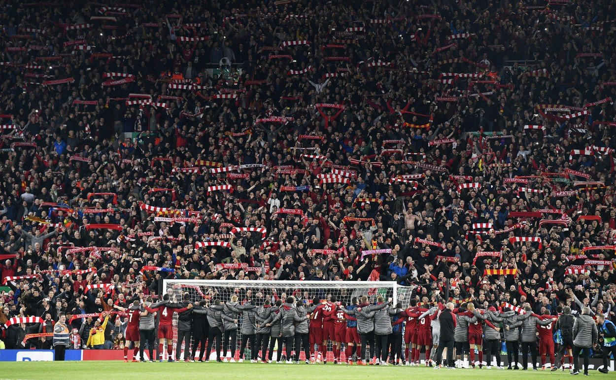 Fanoušci a fotbalisté Liverpoolu společně oslavují triumf nad Barcelonou, který znamenal postup do finále Ligy mistrů. 7. května 2019.