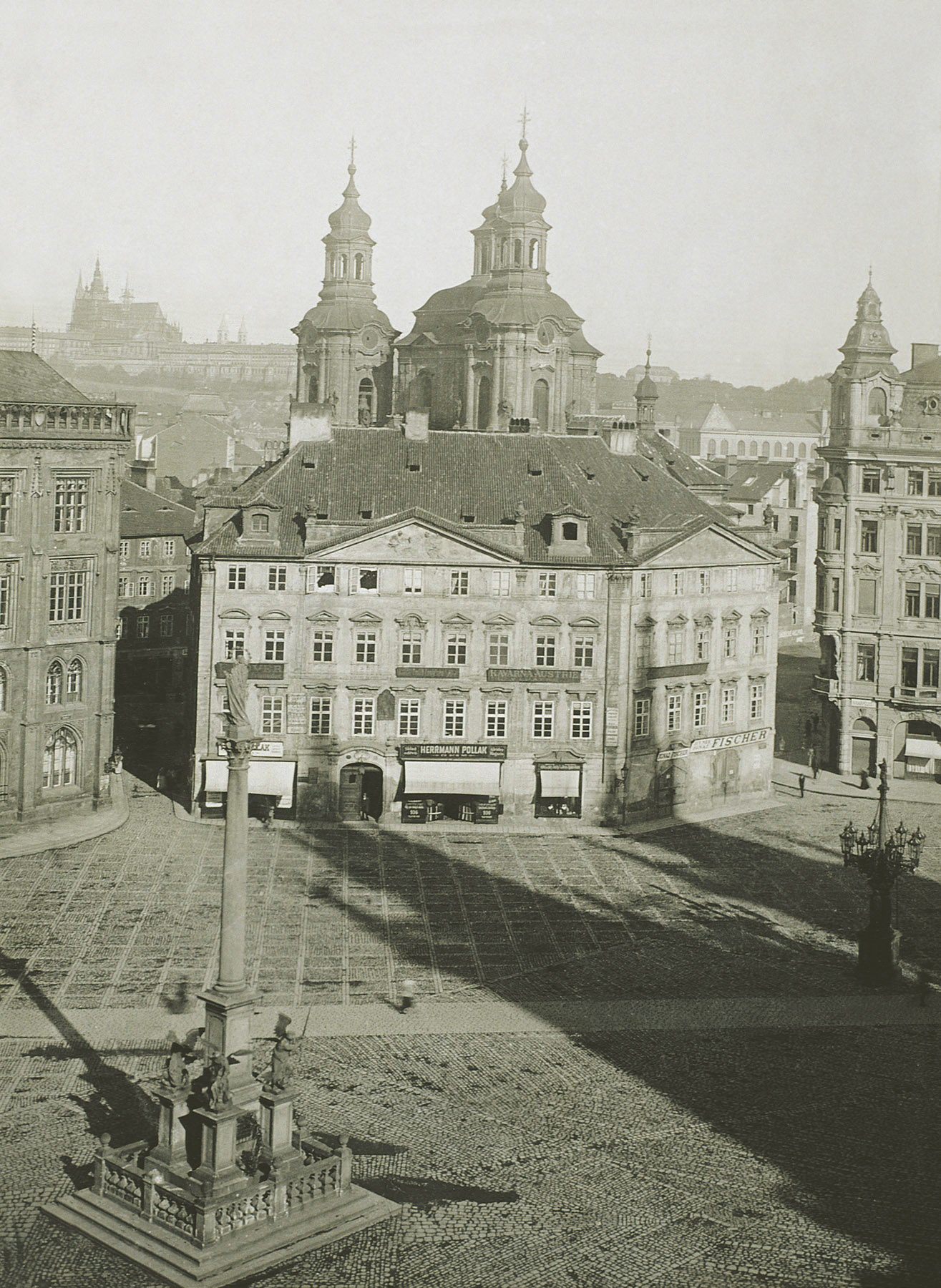 Mariánský sloup a Krennův dům z výšky, asi 1900.