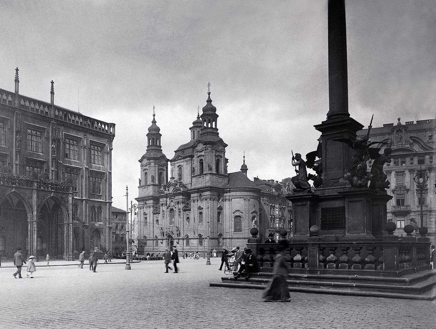 Mariánský sloup na Staroměstském náměstí v Praze, kolem roku 1908.