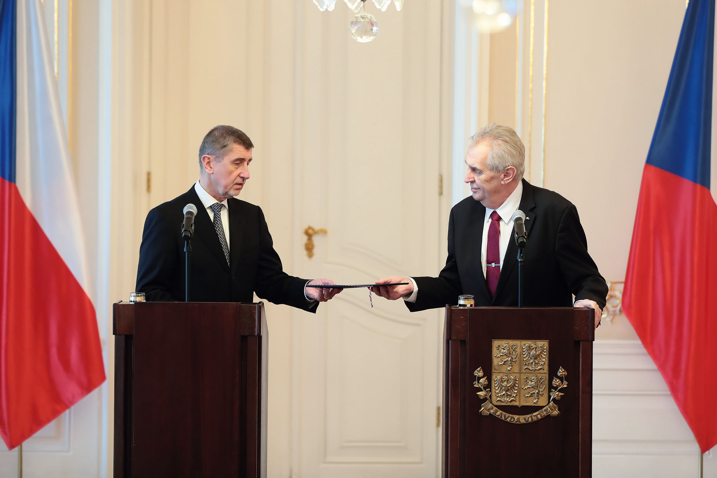 Miloš Zeman přebírá v lednu 2018 z rukou Andreje Babiše demisi jeho vlády.