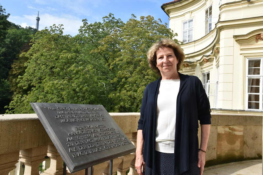 Ivana Vlnasová na balkónu německého velvyslanectví, září 2019.