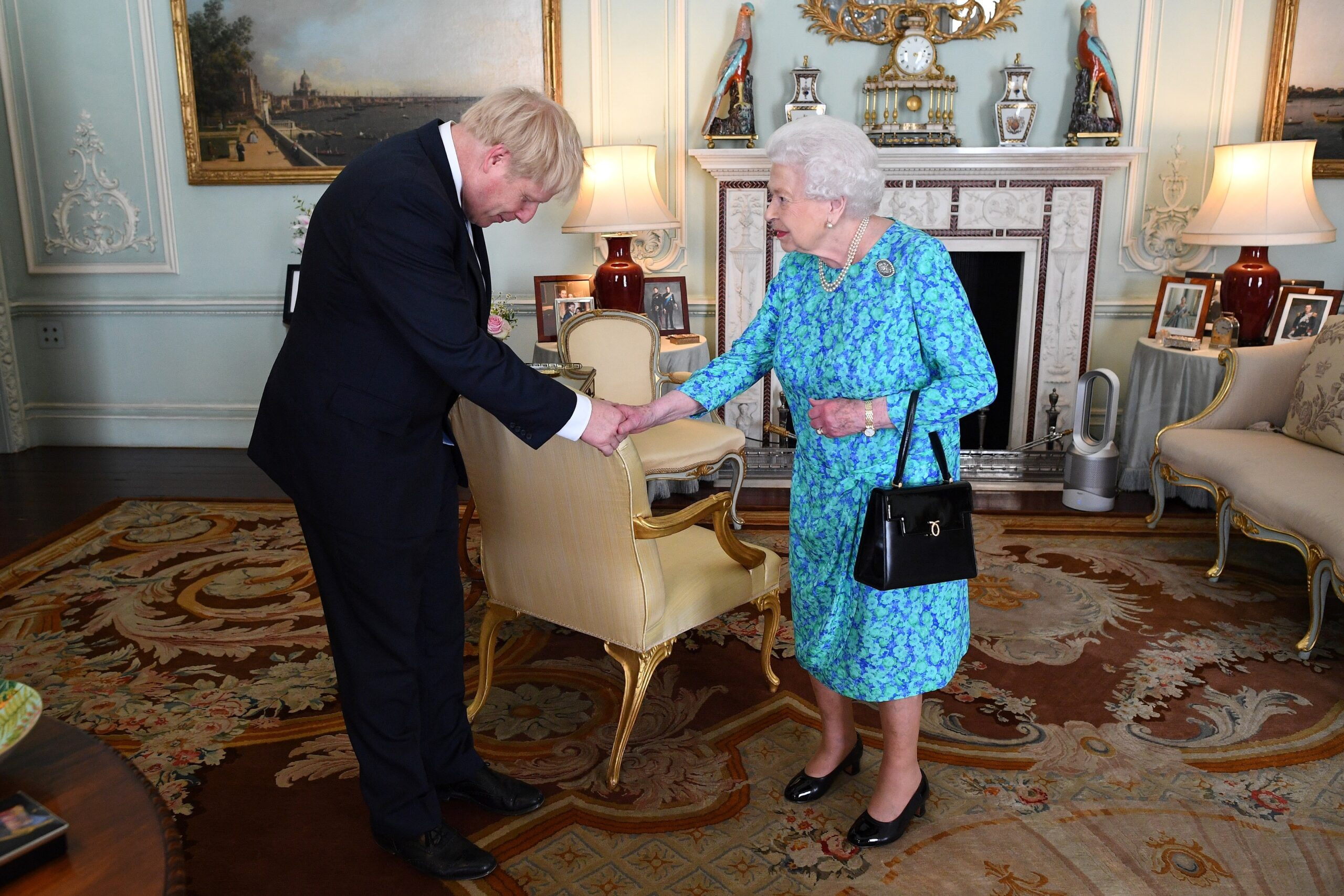 Boris Johnson při své první audienci u královny Albžběty v roli premiéra. Buckinghamský palác, Londýn, 24. června 2019.