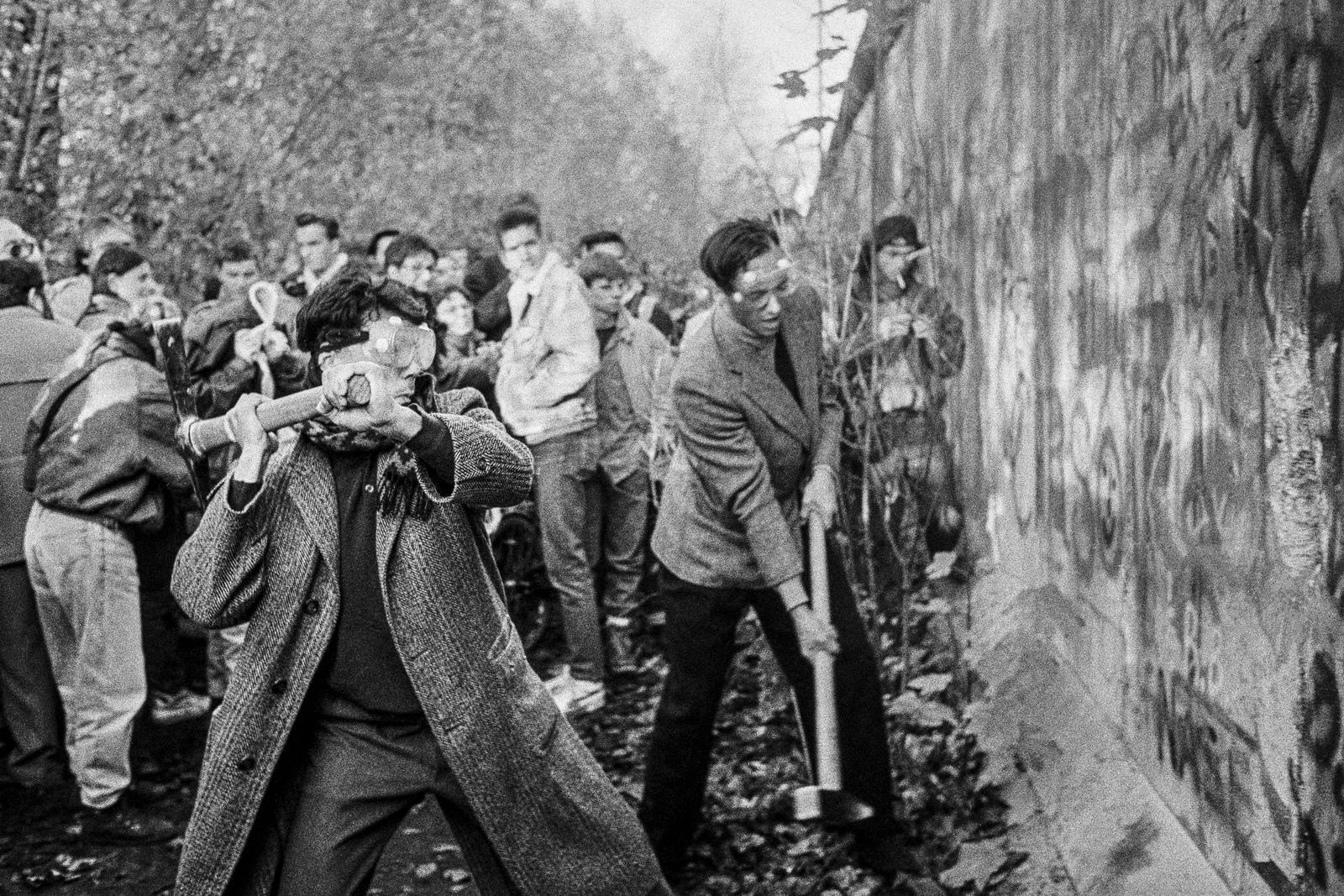 Berlínská zeď byla nenáviděným symbolem železné opony. Bourat ji po pádu začali hlavně východní Němci.