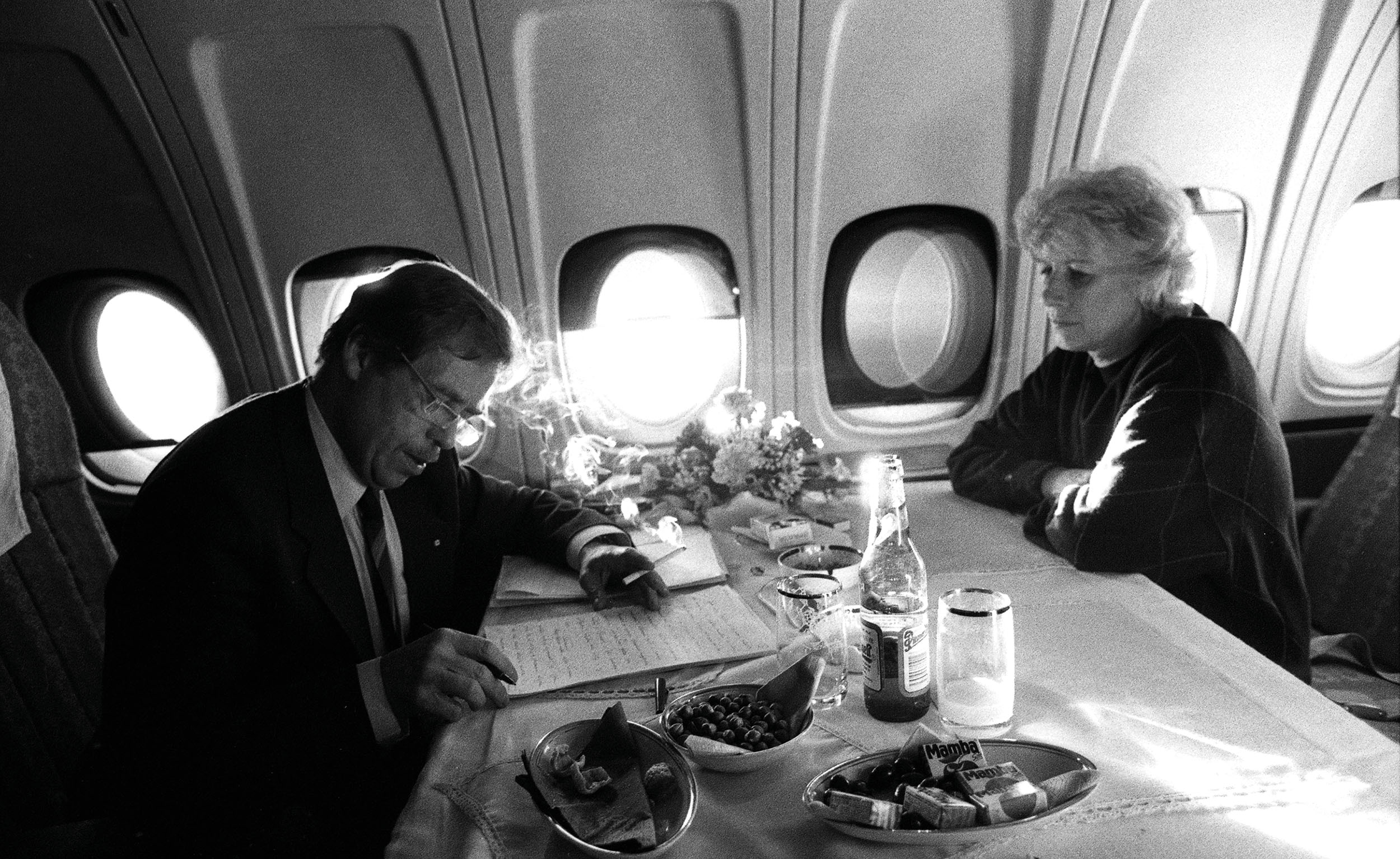 Václav Havel si v letadle cestou do USA píše projev, který přednese v Kongresu.