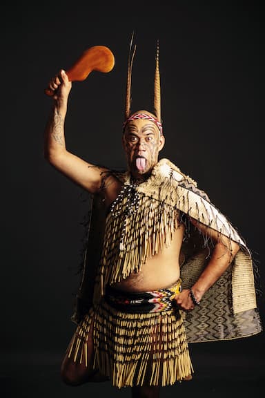 Nadšený Maoravák pije plzeň a tančí haku