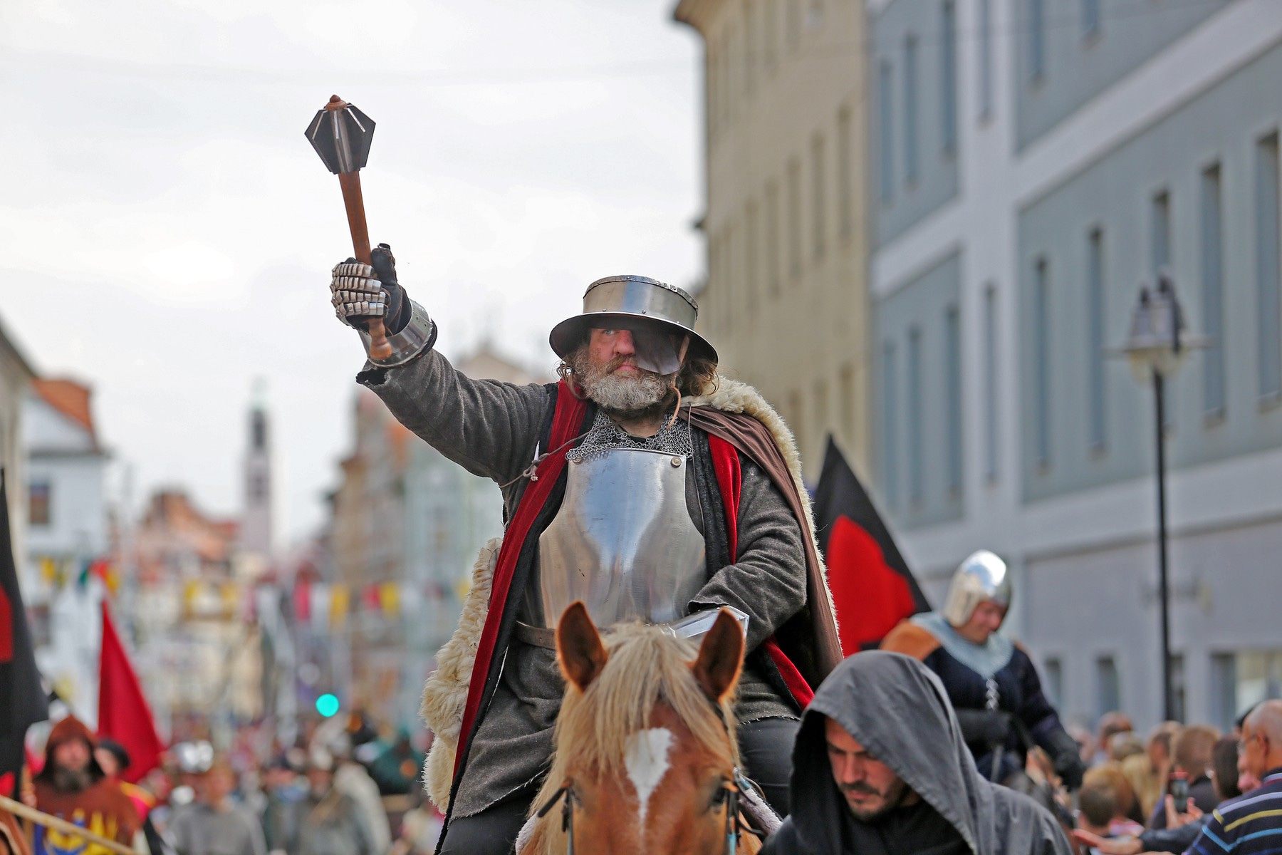Muž v kostýmu husitského vojevůdce Jana Žižky.