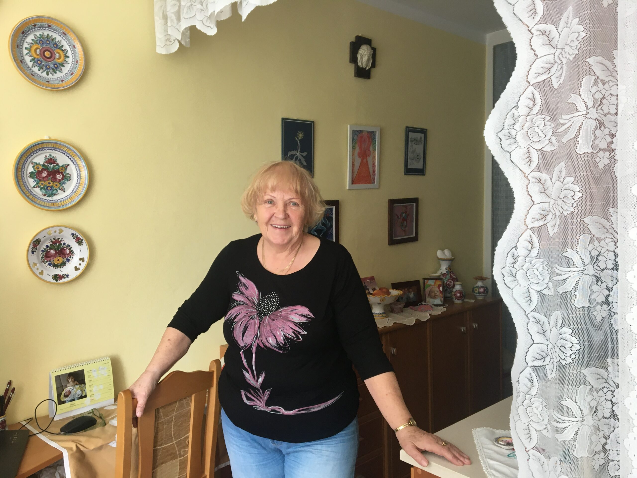 Zachraňovat životy pacientům s leukemií pomáhá Zdenka Wasserbauerová už dvacet tři let. Na snímku ve svém bytě na otrokovickém sídlišti.