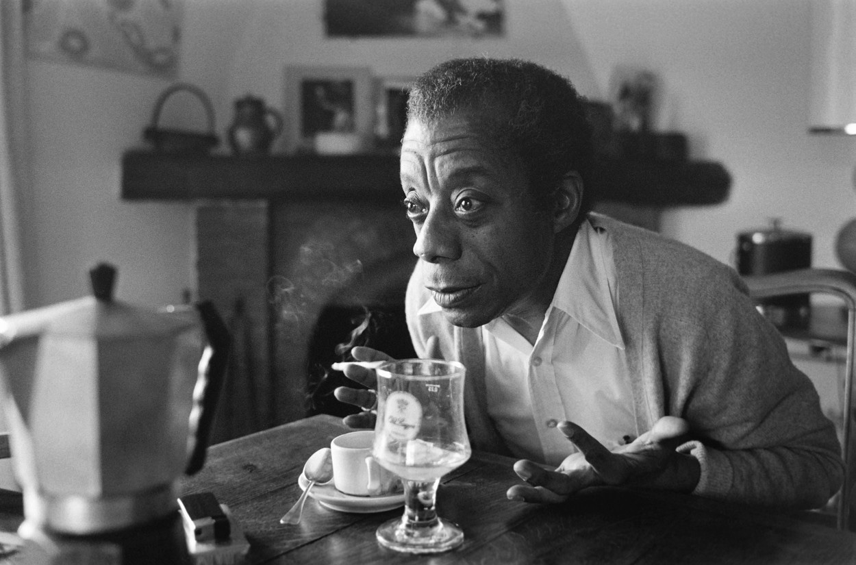 Spisovatel, dramatik, básník a občanský aktivista James Baldwin ve svém domě v Saint-Paul-de-Vence (jižní Francie). Listopad 1979.