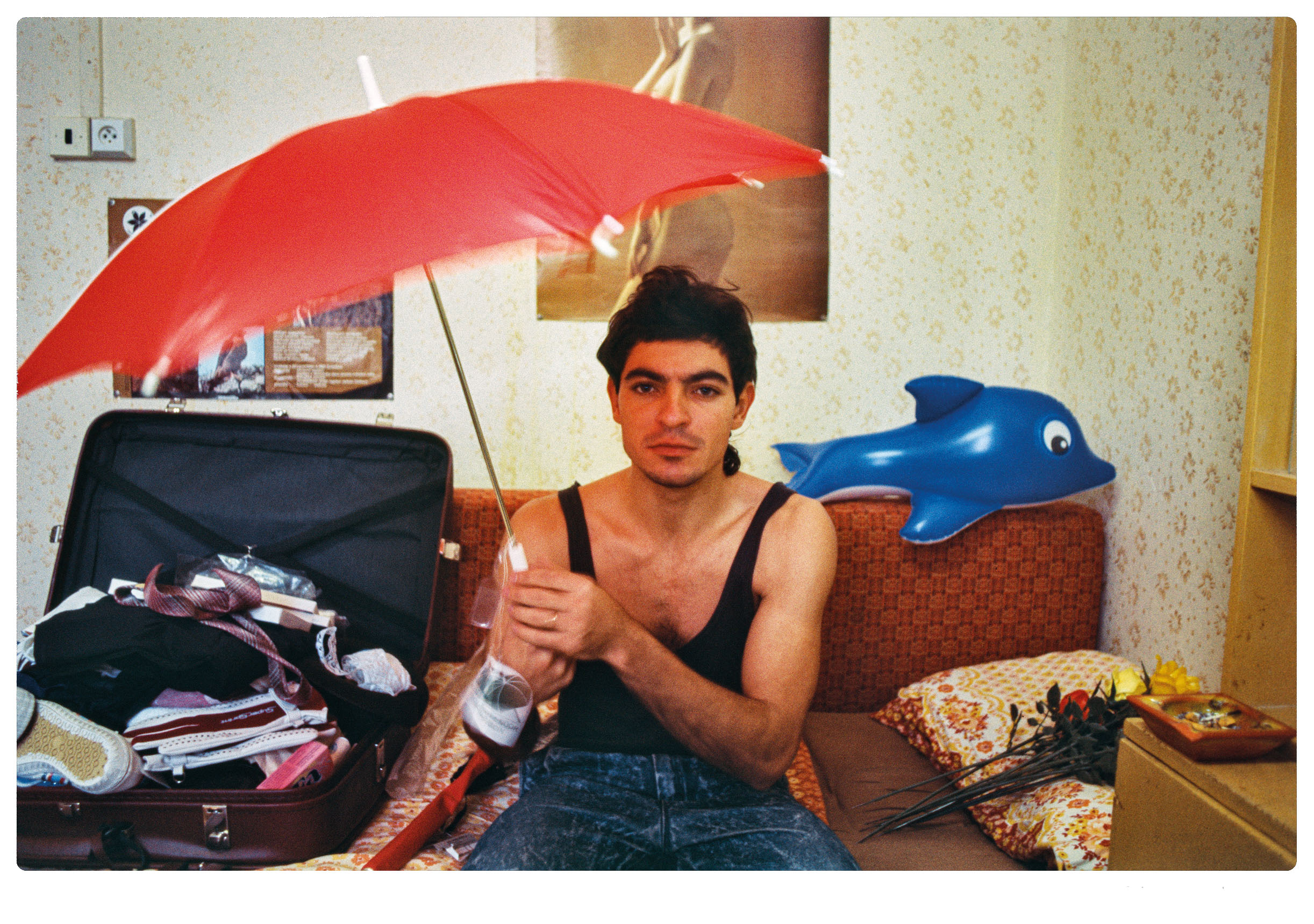 Šestadvacetiletý José pózuje na ubytovně v Litvínově s novým deštníkem a nafukovacím delfínem. Zítra nasedne do letadla směr Havana.