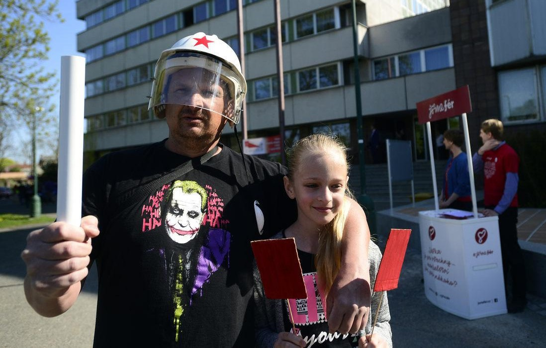 Jaroslav Bahník s dcerou na demonstraci v Nymburce u příležitosti celostátního sjezdu KSČM, kterého se zúčastil prezident Miloš Zeman. Duben 2018.