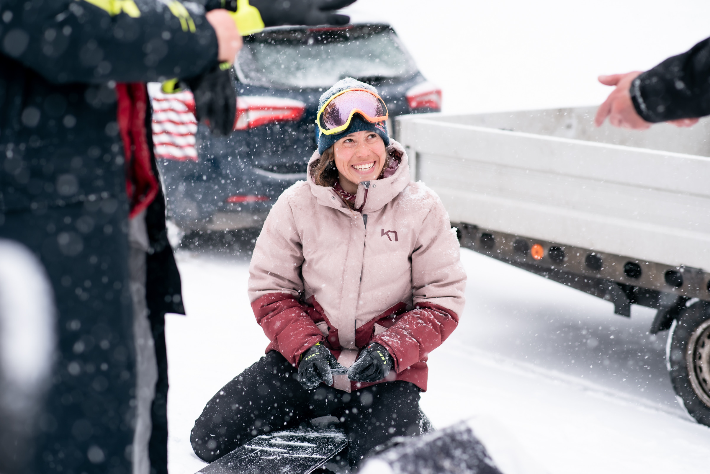 Snowboardcrossařka Eva Samková si připravuje svůj snowboard na trénink.