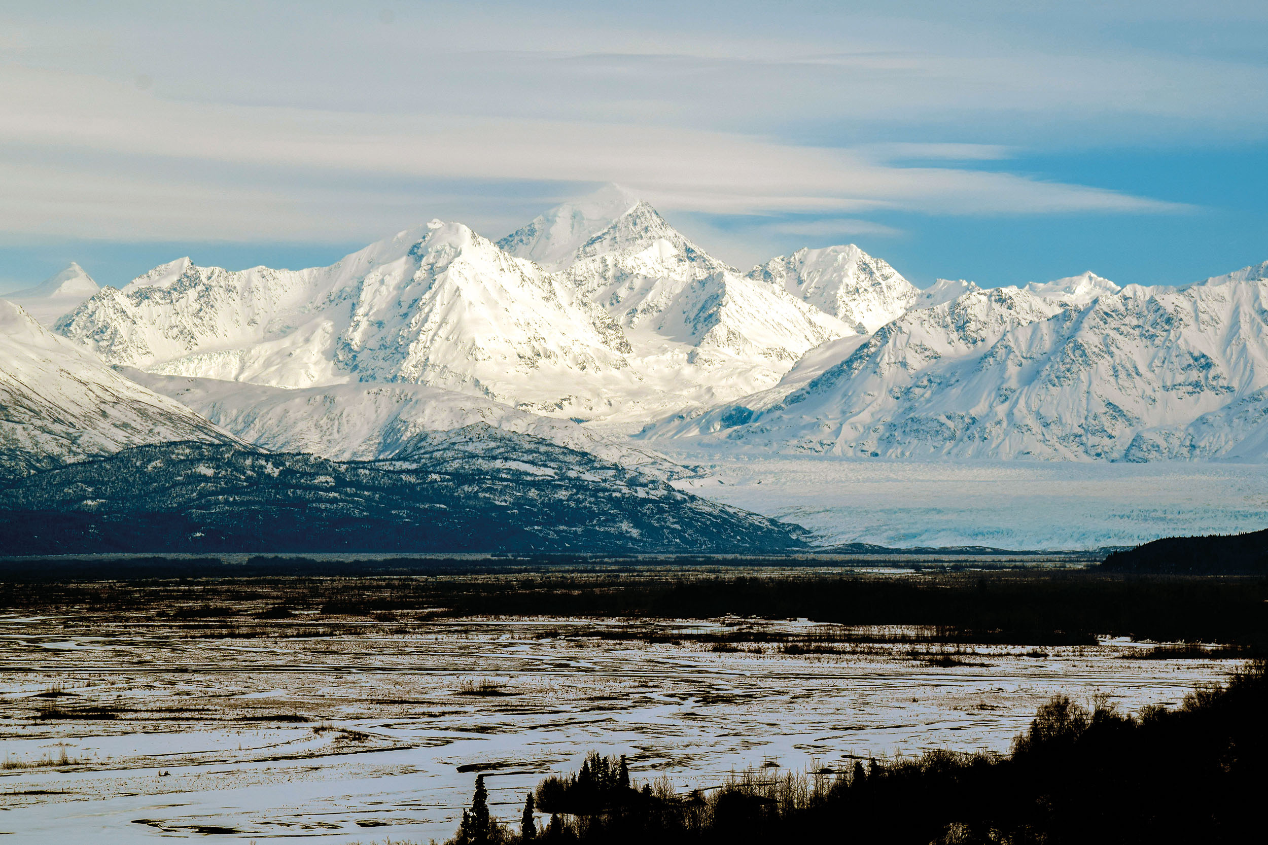 Pohled na aljašský ledovec Knik - oblast, kde zahynul Petr Kellner a čtyři další lidé při nehodě vrtulníku 27. března 2021.
