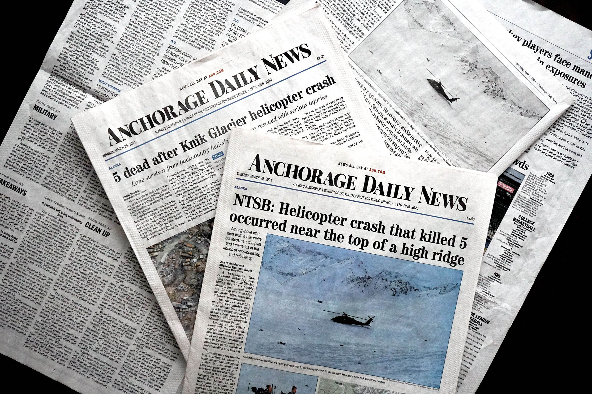 Havárie helikoptéry, kterou nepřežilo pět mužů ze šesti, se stala hlavní zprávou největších aljašských novin Anchorage Daily News.