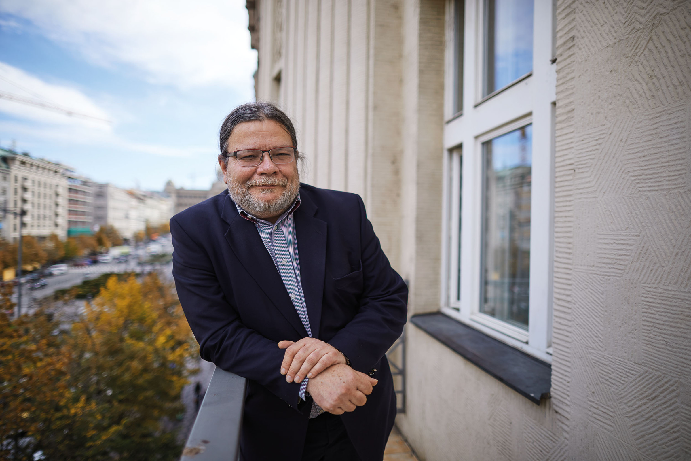 Chartista a politik Alexandr Vondra na balkónu Melantrichu po 30 letech od sametové revoluce.