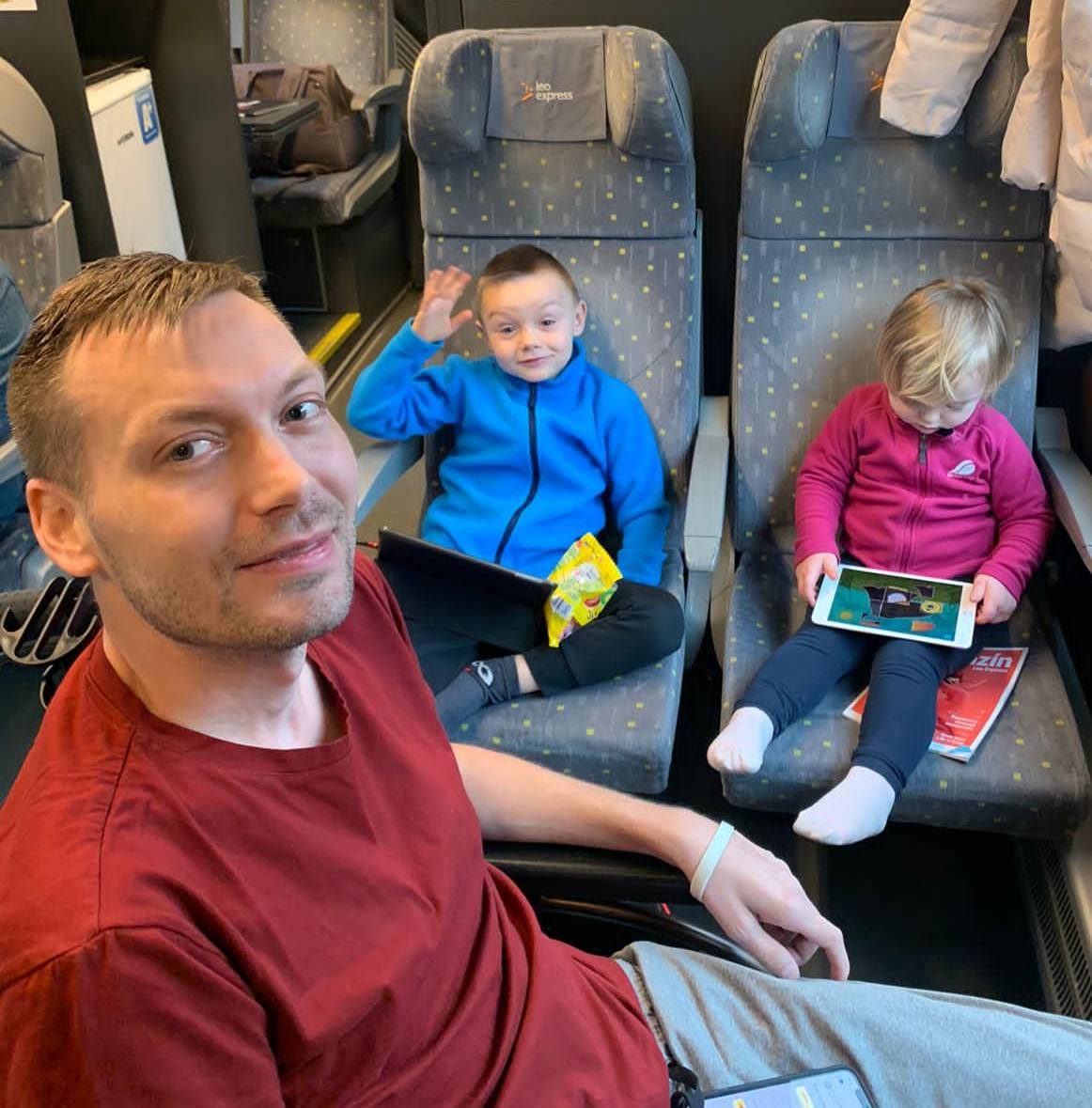 Ve vlaku se svými dětmi.
