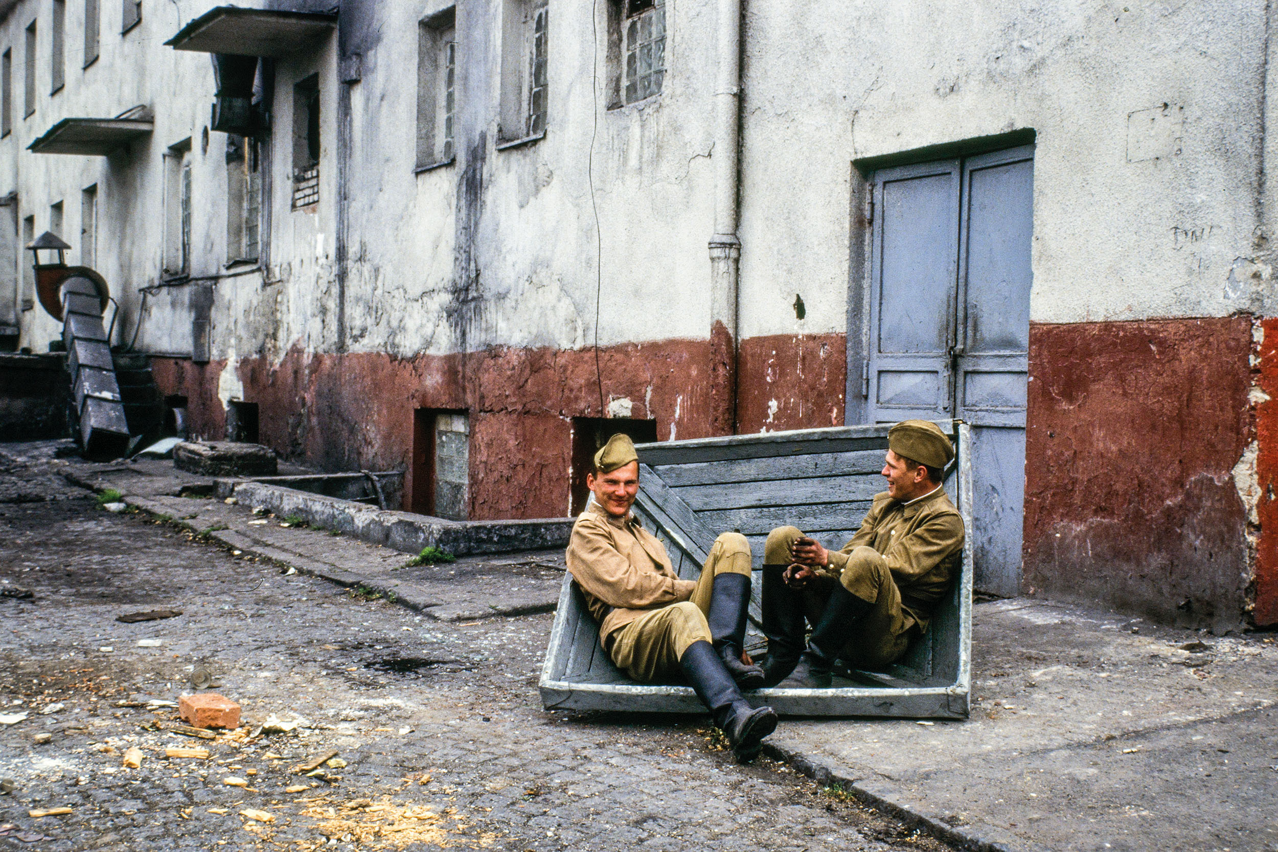 Na jaře 1991 už v Milovicích zůstával jen zbytek sovětských jednotek, který měl na starosti nakládání vagonů. „Obyčejní vojáci, aspoň podle mojí zkušenosti a mé tehdejší chabé ruštiny, byli spíš rádi, že to končí,“ říká fotograf Karel Cudlín.