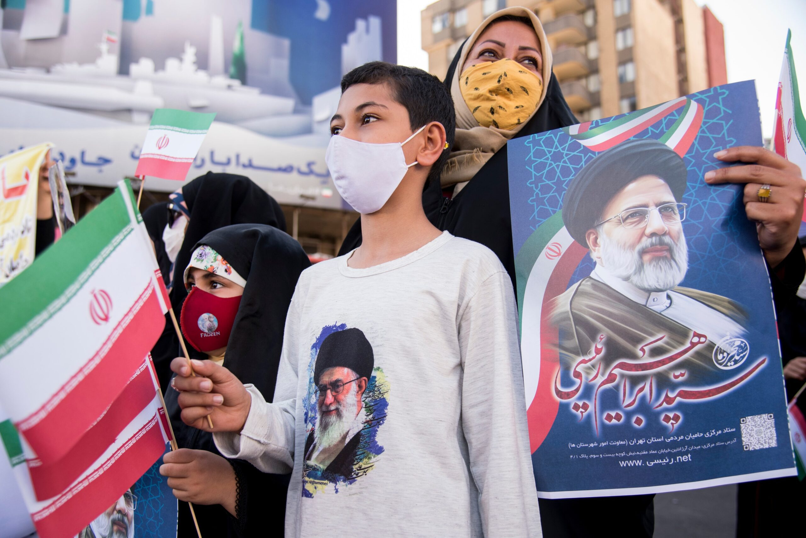 Podporovatelé prezidentského kandidáta Ebrahíma Raisího s podobiznami nejvyššího duchovního vůdce země ájjatoláha Chameneího. Teherán, 11. června 2021.