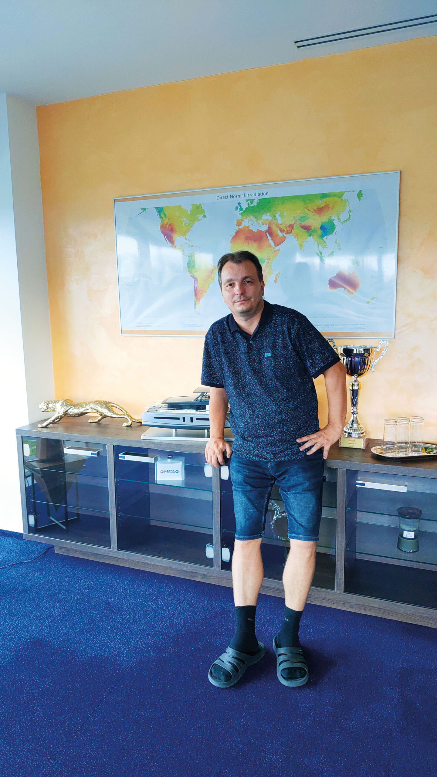 Ve své kanceláři po návratu z Turecka, kde dokončoval stavbu solárního katamaránu (model má po pravé ruce).