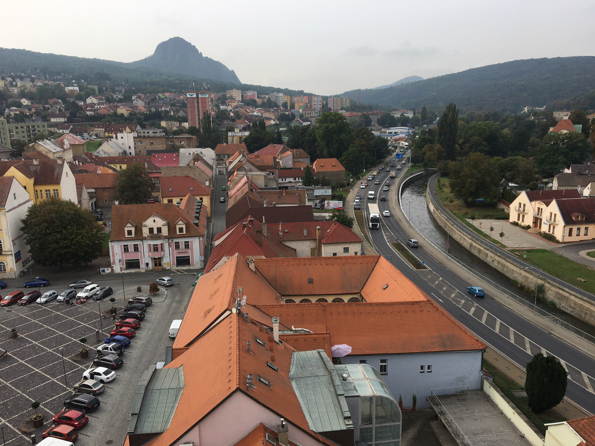 Bílina. Městem protéká stejnojmenná řeka a protíná ji rychlostní silnice spojující Most a Ústí nad Labem. Obliba hnutí ANO zde při letošních volbách stoupla o 2,6 procenta na celkových 43,3 %.