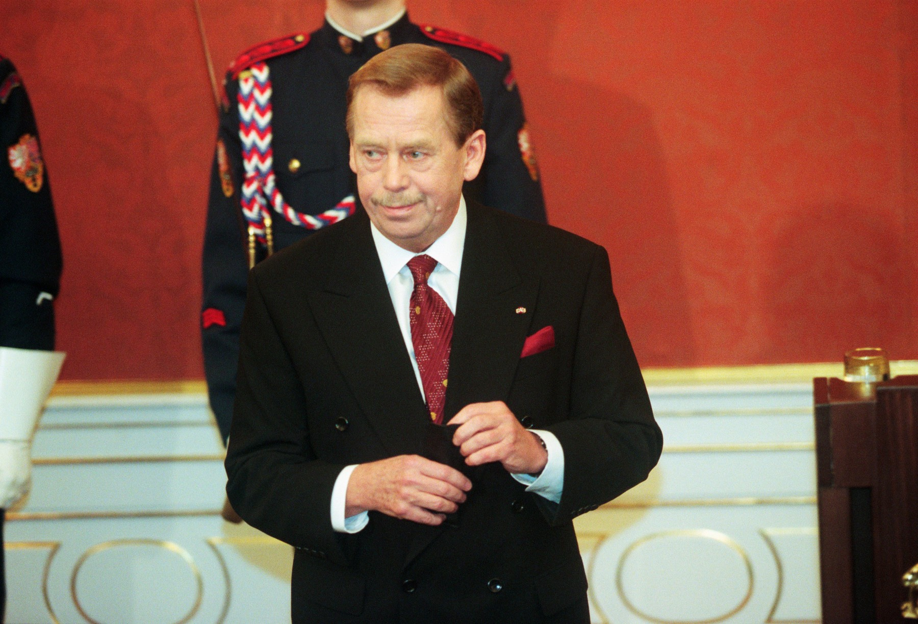 Václav Havel krátce po té, co podepsal přístupové listiny k NATO.