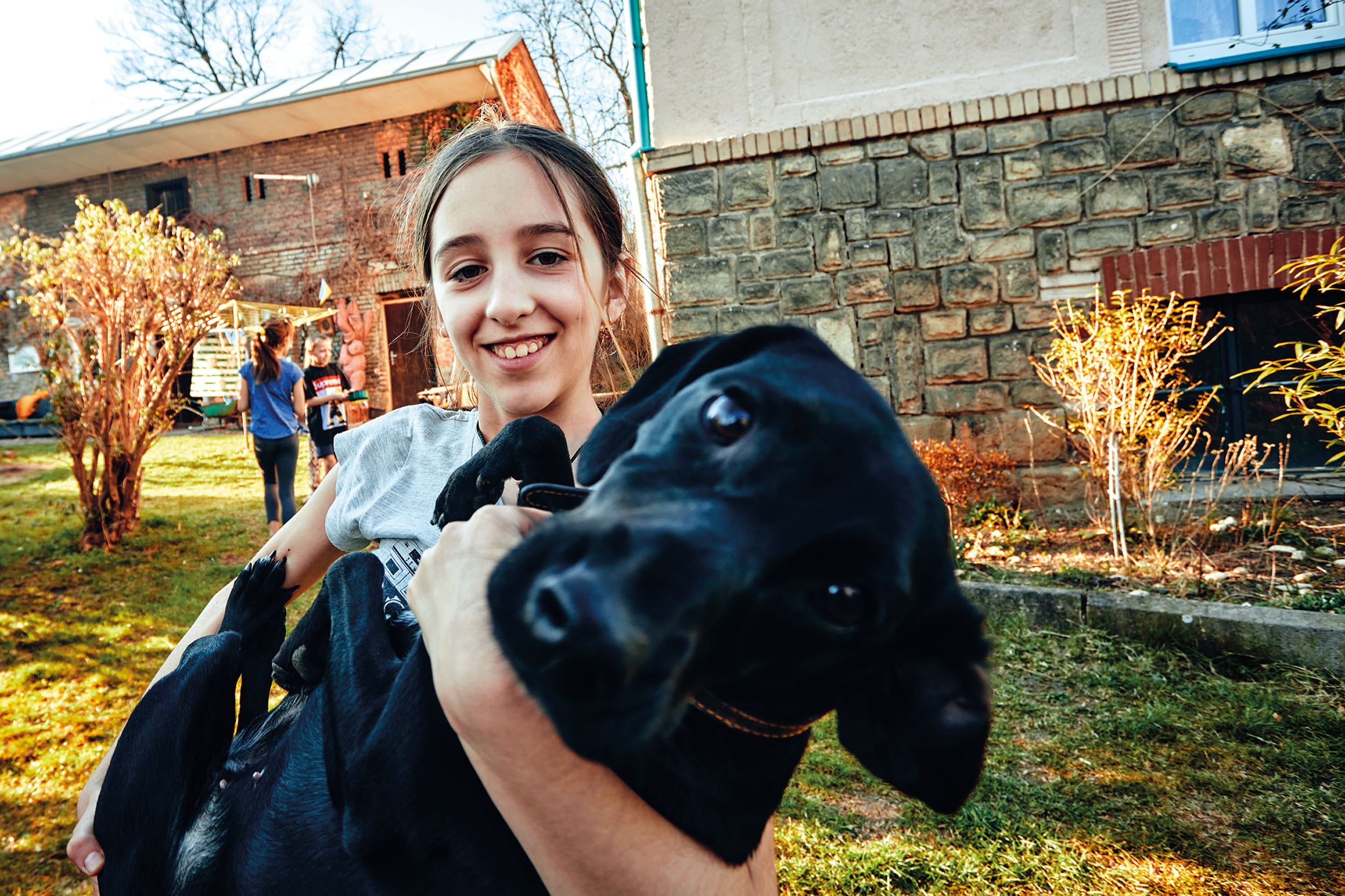 Na zahradě rodinné vily se prohánějí i tři psi, které si Voznyakovi přivezli z Žitomiru.