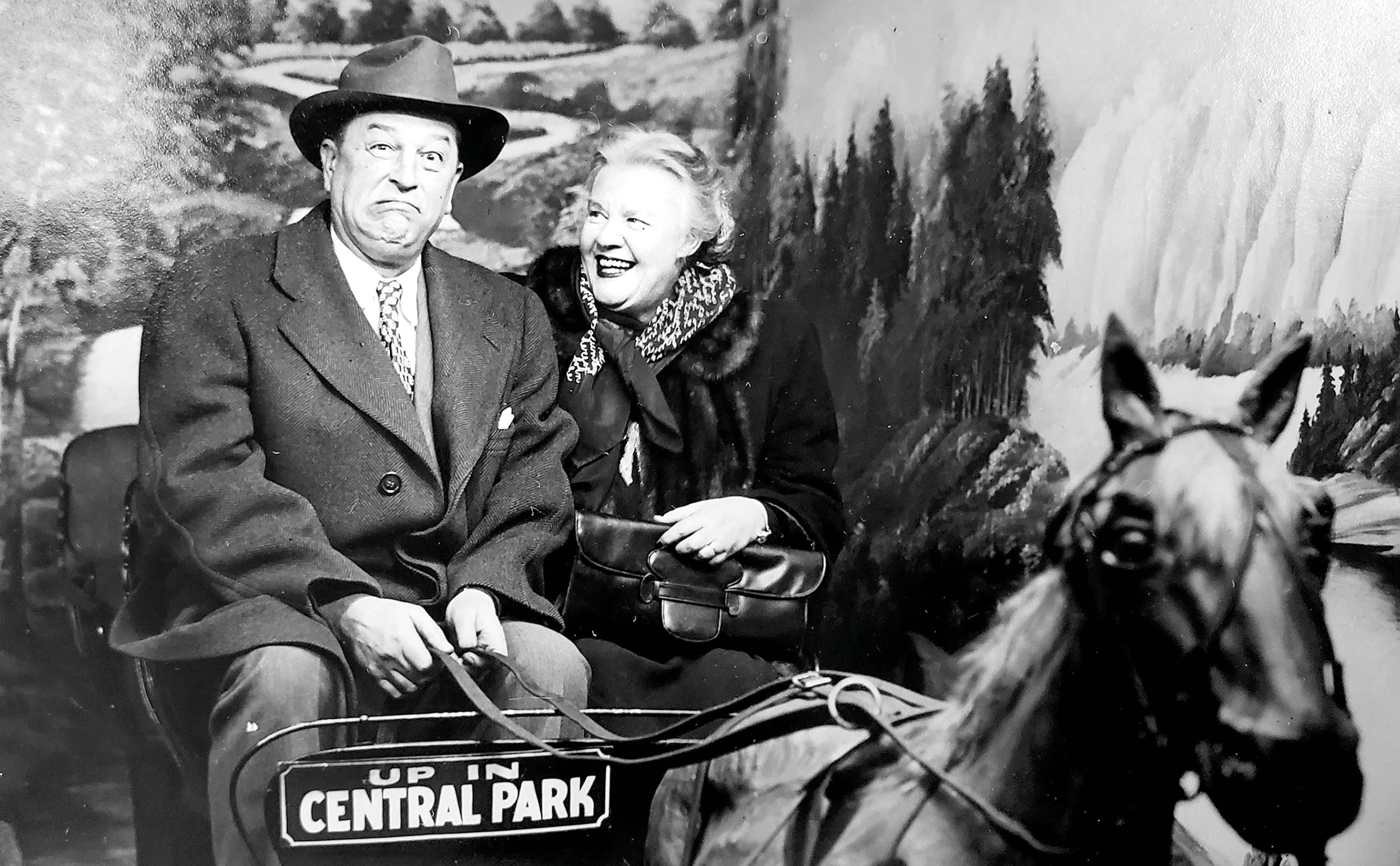 Na kolotoči v newyorském Central Parku aneb manželské povyražení. Malíř z Prahy Maxim Kopf a jeho manželka Dorothy Thompsonová.