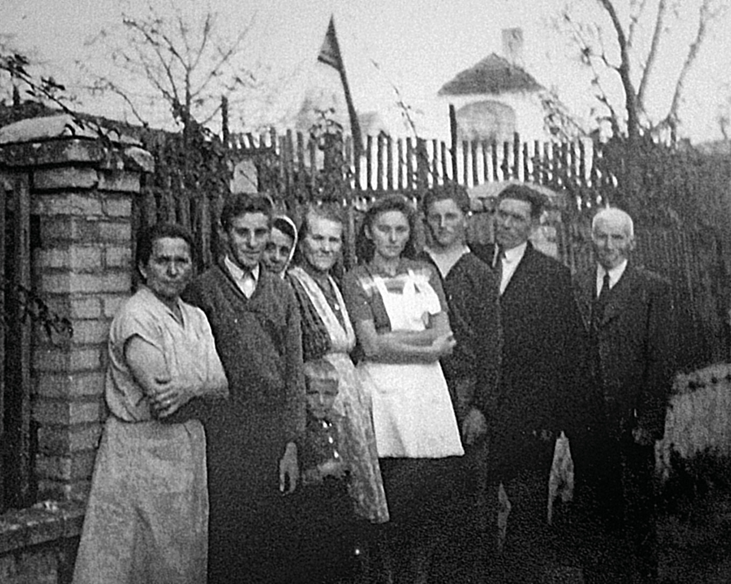Zcela vlevo maminka Anna, otec František druhý zprava a Jarmila Švejdová uprostřed v bílé zástěře.