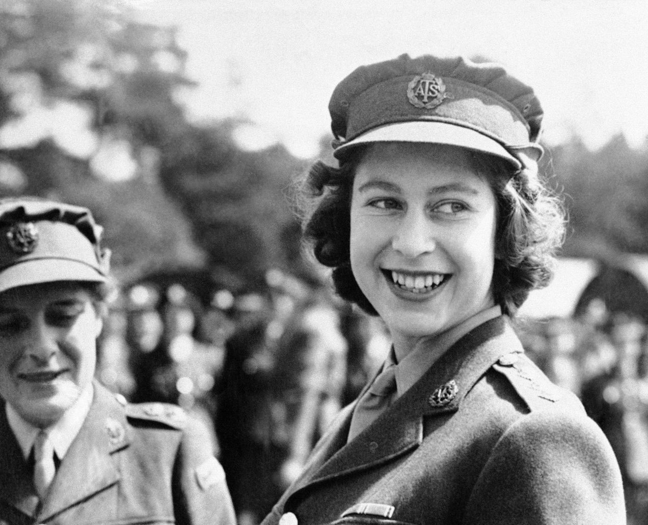 Budoucí britská královna Alžběta II. v uniformě ženských pomocných sborů za druhé světové války.