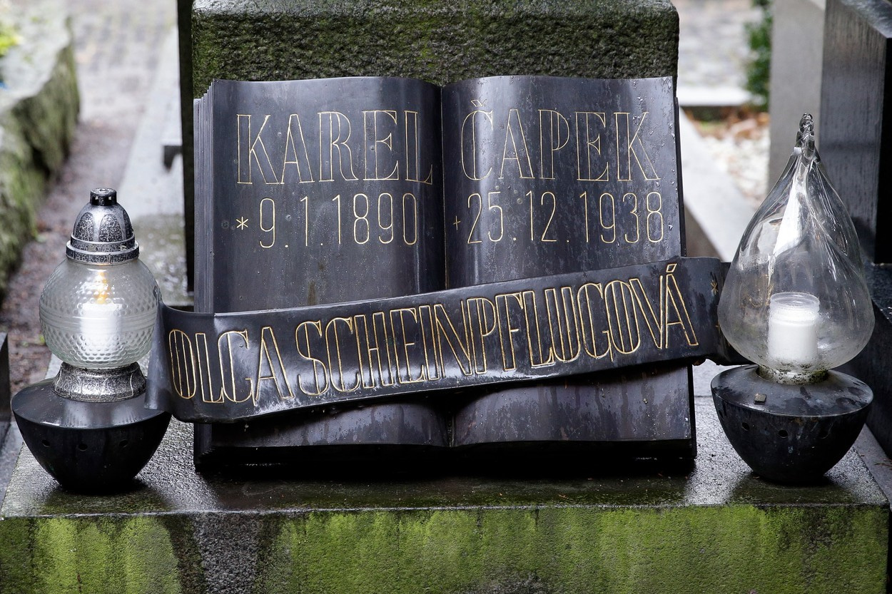 Hrob Karla Čapka a jeho ženy Olgy Scheinpflugové na Slavíně na Vyšehradě v Praze.