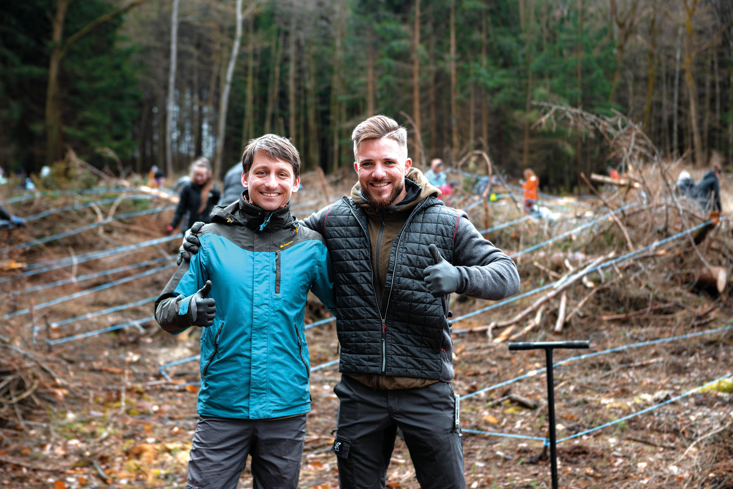 Za projektem na obnovu lesů stojí osmadvacetiletý Richard Krajník (vlevo), sedmadvacetiletý Filip Hradil a jejich společnost PlanetWe Rewild.