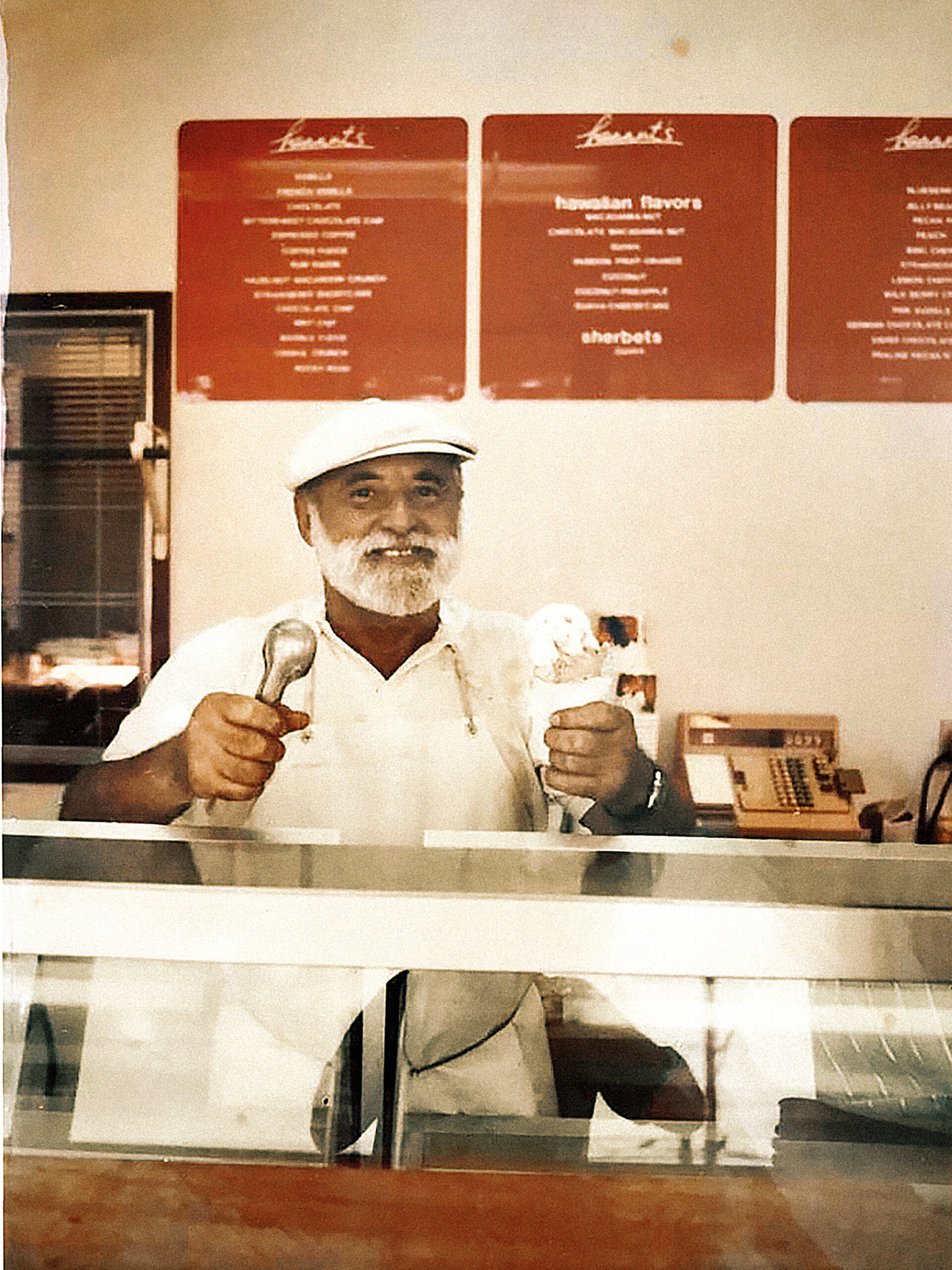 Walter Lappert alias „Ice Cream Man“ – zmrzlinový muž – ve svém stánku v Hanapepe na Havajských ostrovech.