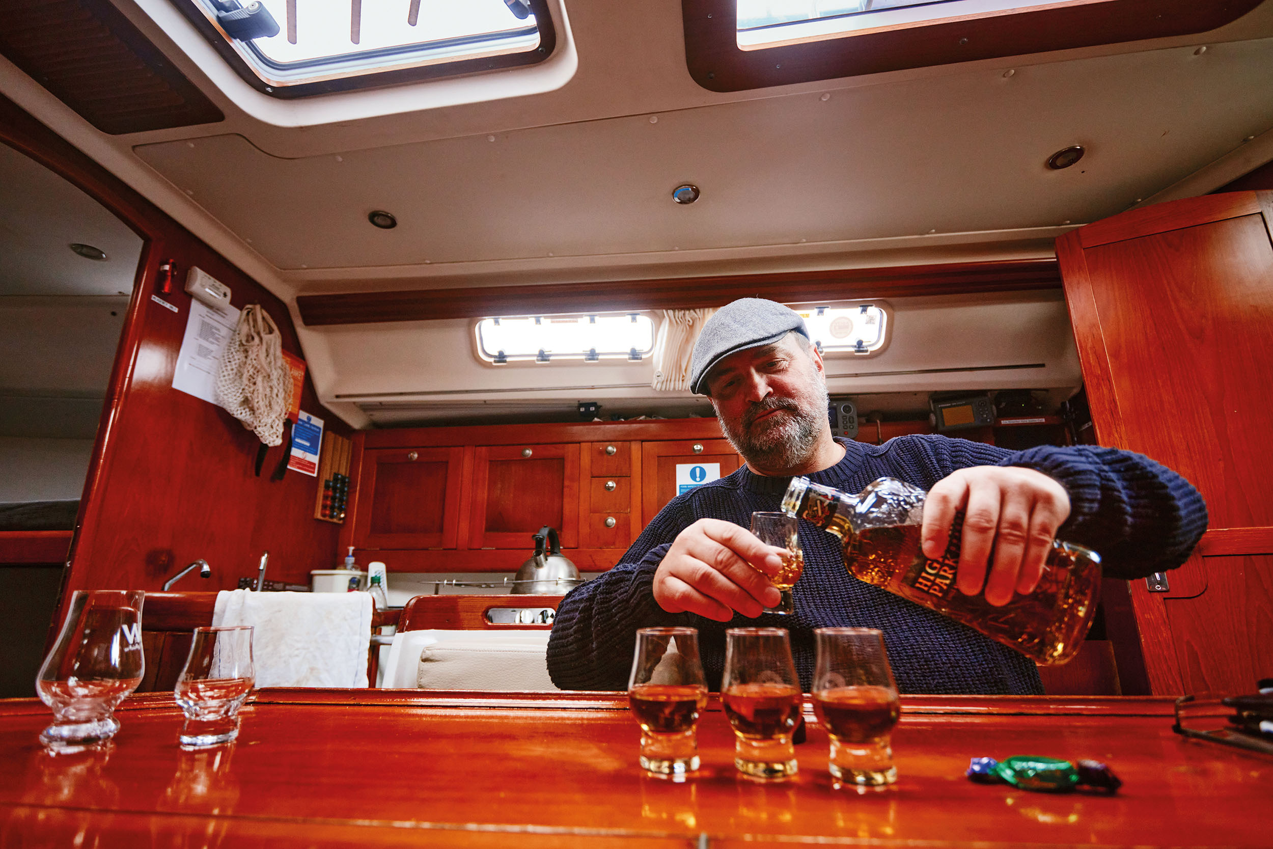 Václav Rout a jeho řehole: „Někdo to za vás oddřít musí,“ říká ve chvílích, kdy několikrát denně nalévá do degustačních skleniček další whisky. V palírnách kupujeme lahve, které pak ochutnáváme v lodní kajutě.